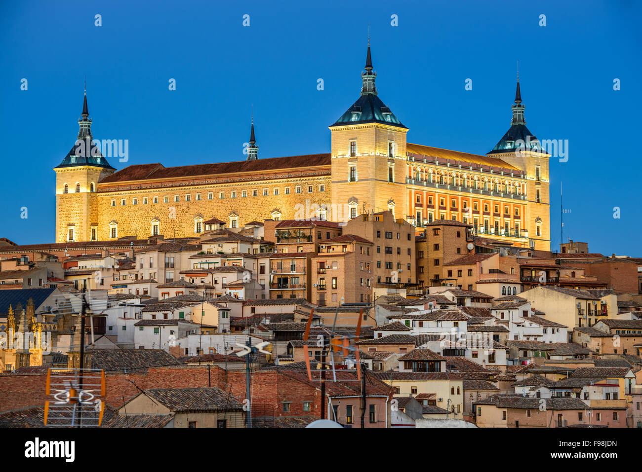 Toledo, Espagne. Voir l'ancienne ville de crépuscule Toledo en Castilla la Mancha avec Alcazar, monument de l'Espagne. Banque D'Images