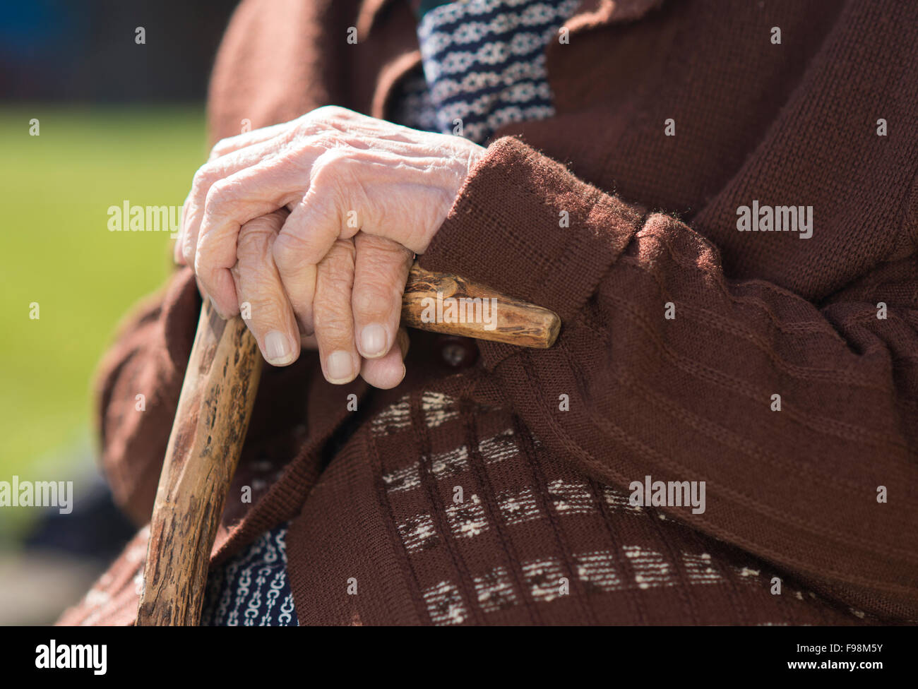 Détail de très vieille femme's hands holding walking stick Banque D'Images