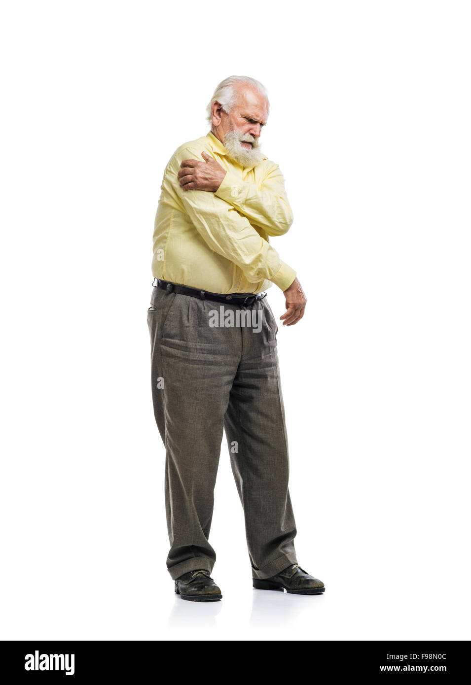 Vieux barbu ayant une douleur à l'épaule isolé sur fond blanc Banque D'Images