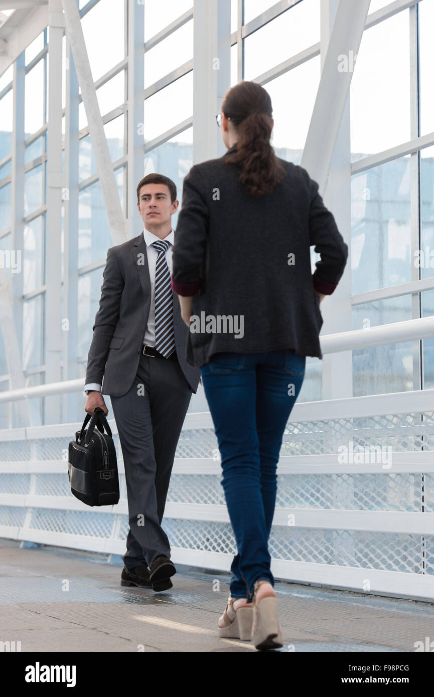 Les gens d'affaires de l'aéroport de l'environnement urbain ou un immeuble de bureaux Banque D'Images