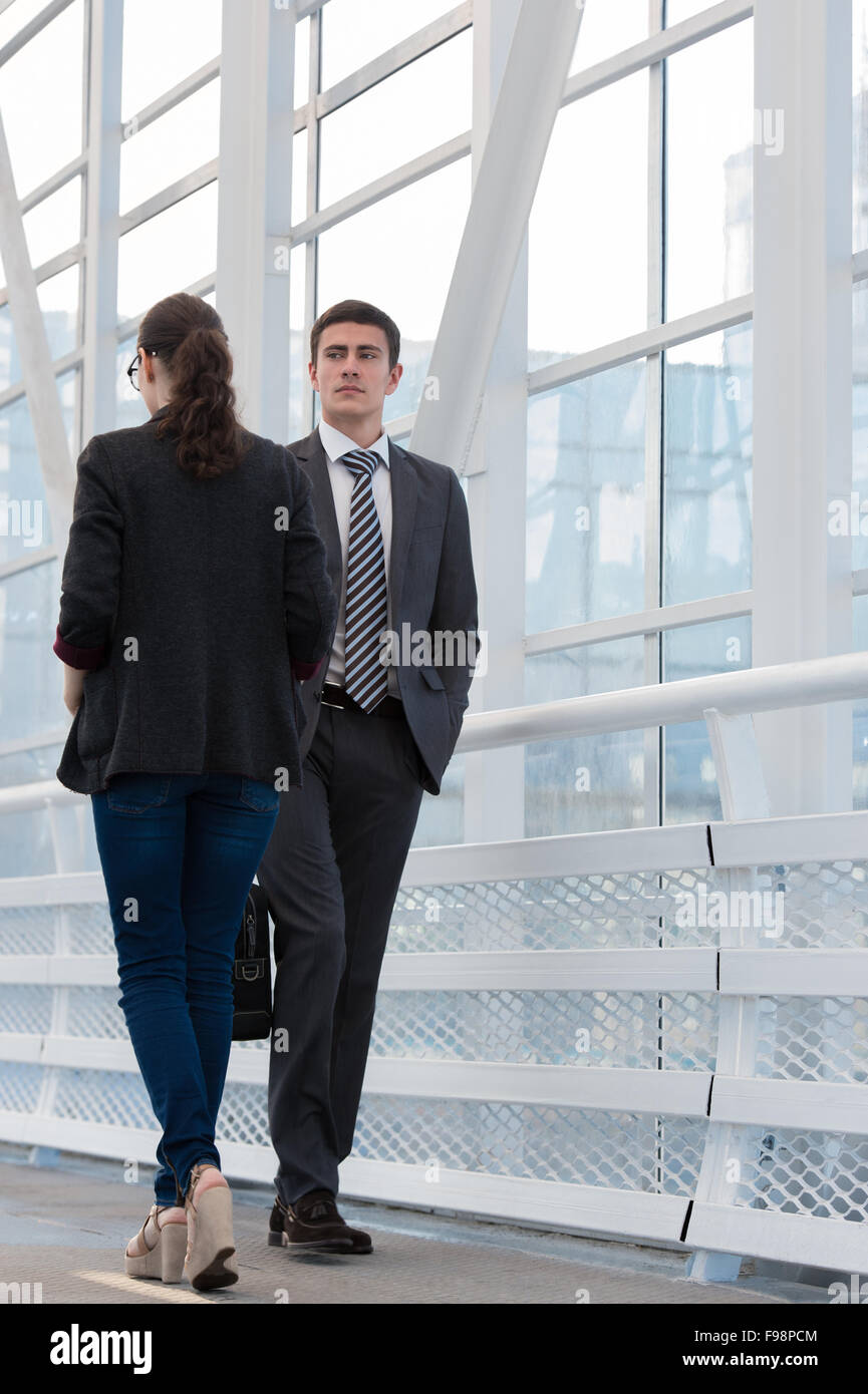Les gens d'affaires de l'aéroport de l'environnement urbain ou un immeuble de bureaux Banque D'Images