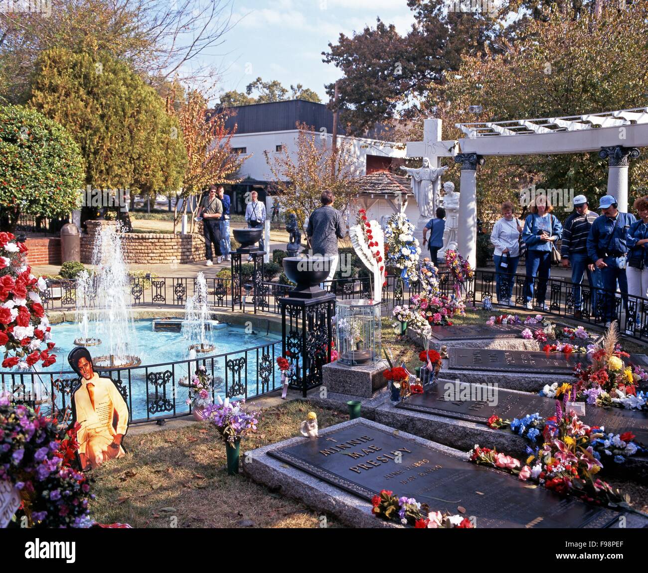 Elvis Presleys grave dans le jardin du souvenir à Graceland, la maison d'Elvis Presley, Memphis, Tennessee, États-Unis Banque D'Images