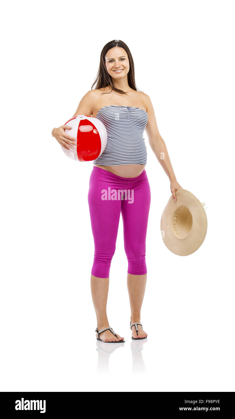 Belle femme enceinte dans les vêtements d'été, chapeau de paille et la balle prête à aller à la plage, isolated on white Banque D'Images