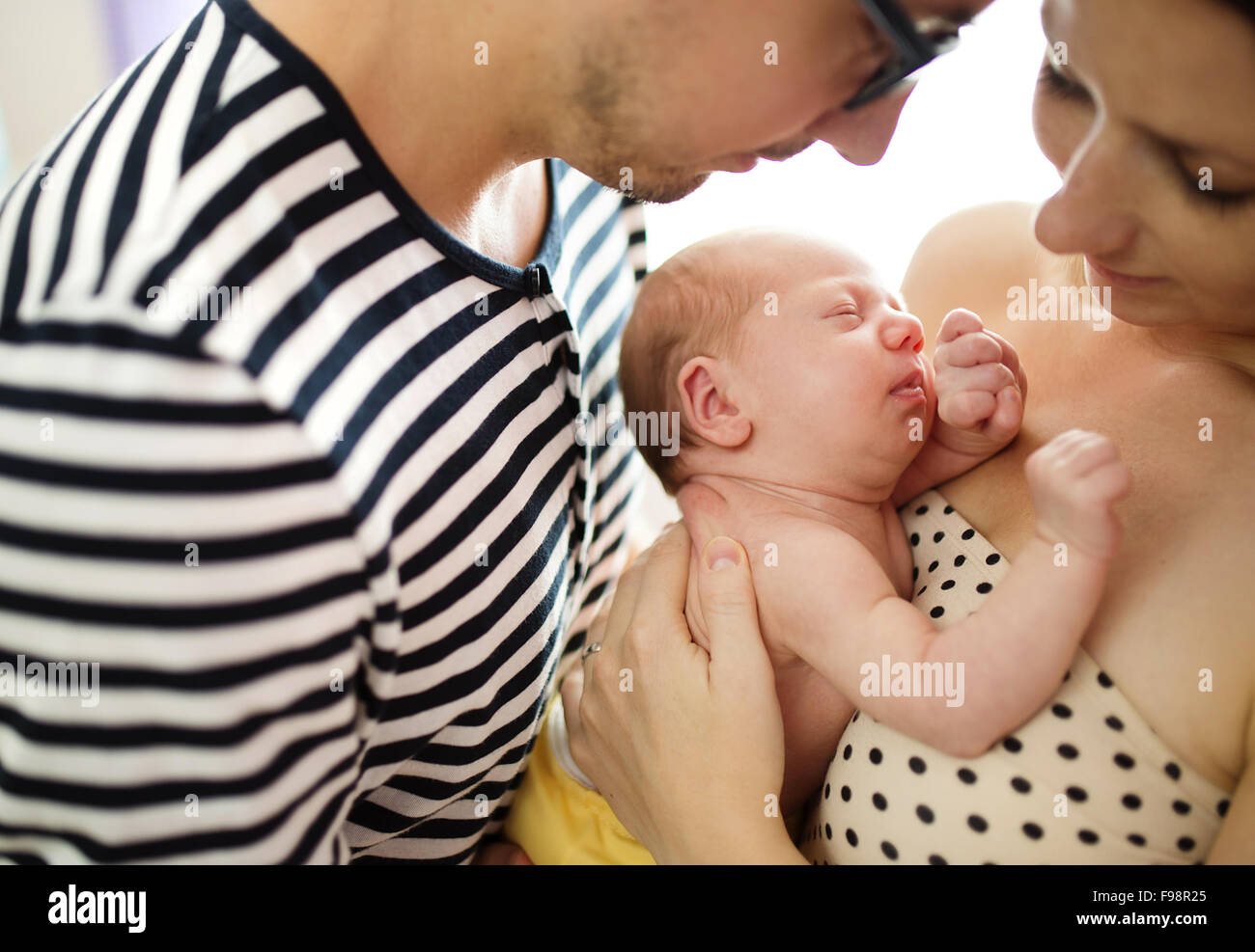 Les jeunes parents heureux avec leur nouveau-né baby girl at home Banque D'Images