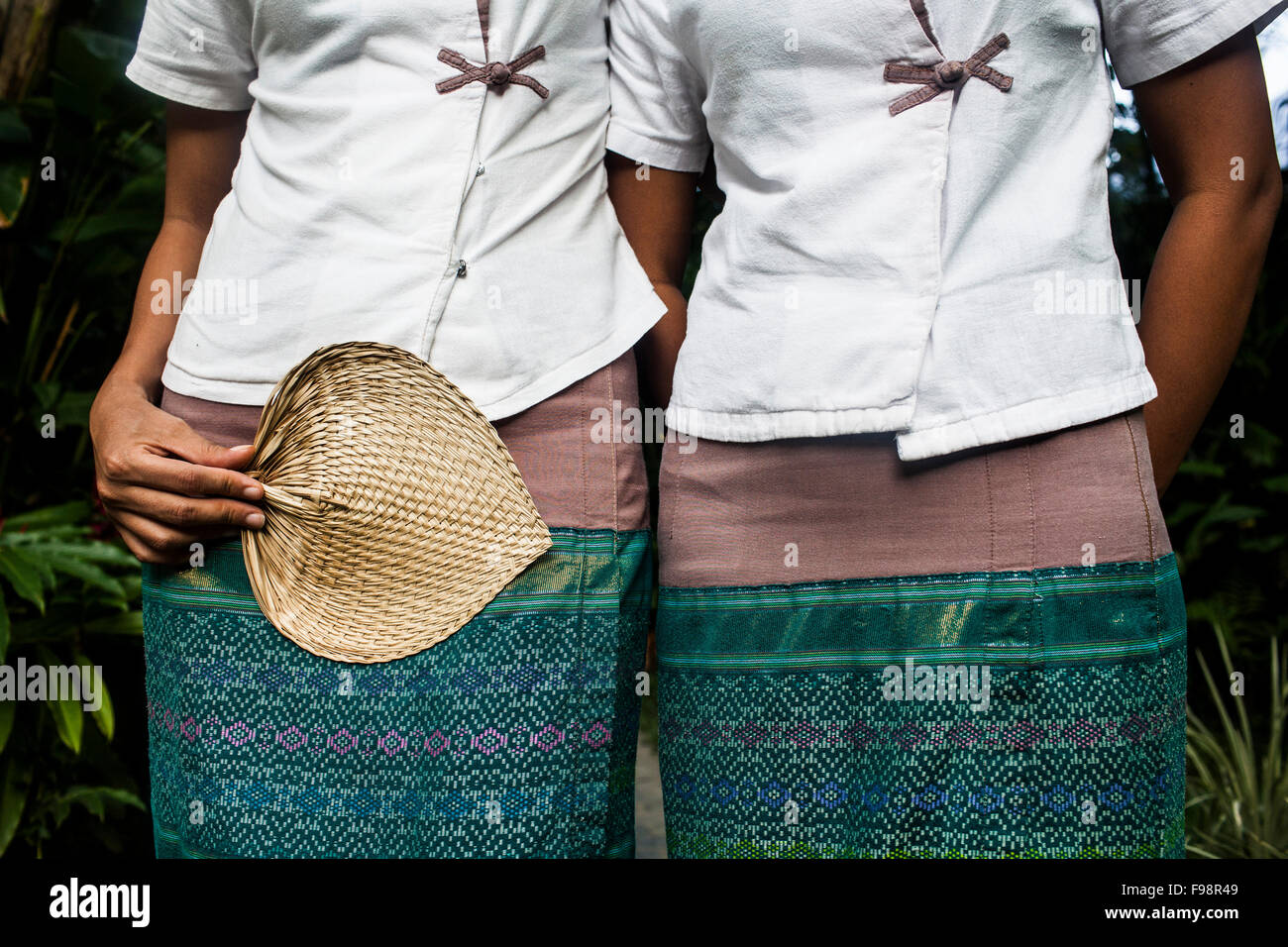 Les membres du personnel en tenue traditionnelle à l'hôtel Governor's Residence à Yangon. Banque D'Images