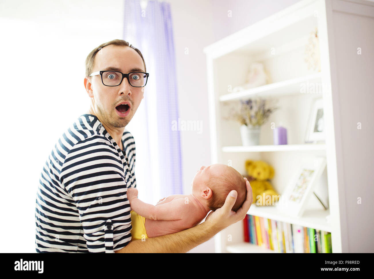 Papa désespéré holding newborn fille à la maison Banque D'Images