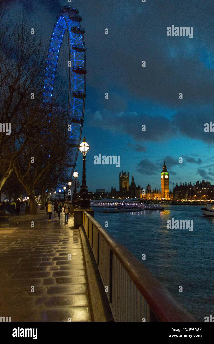 Londres, Angleterre la grande roue de l'Œil la nuit, à la recherche de l'autre côté de la Tamise jusqu'à Big Ben en arrière-plan Banque D'Images