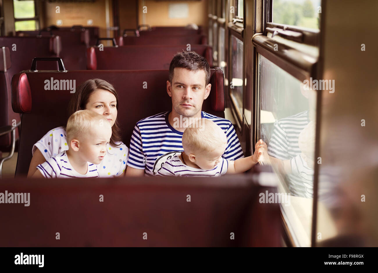 Famille avec deux enfants voyager en train rétro. Banque D'Images
