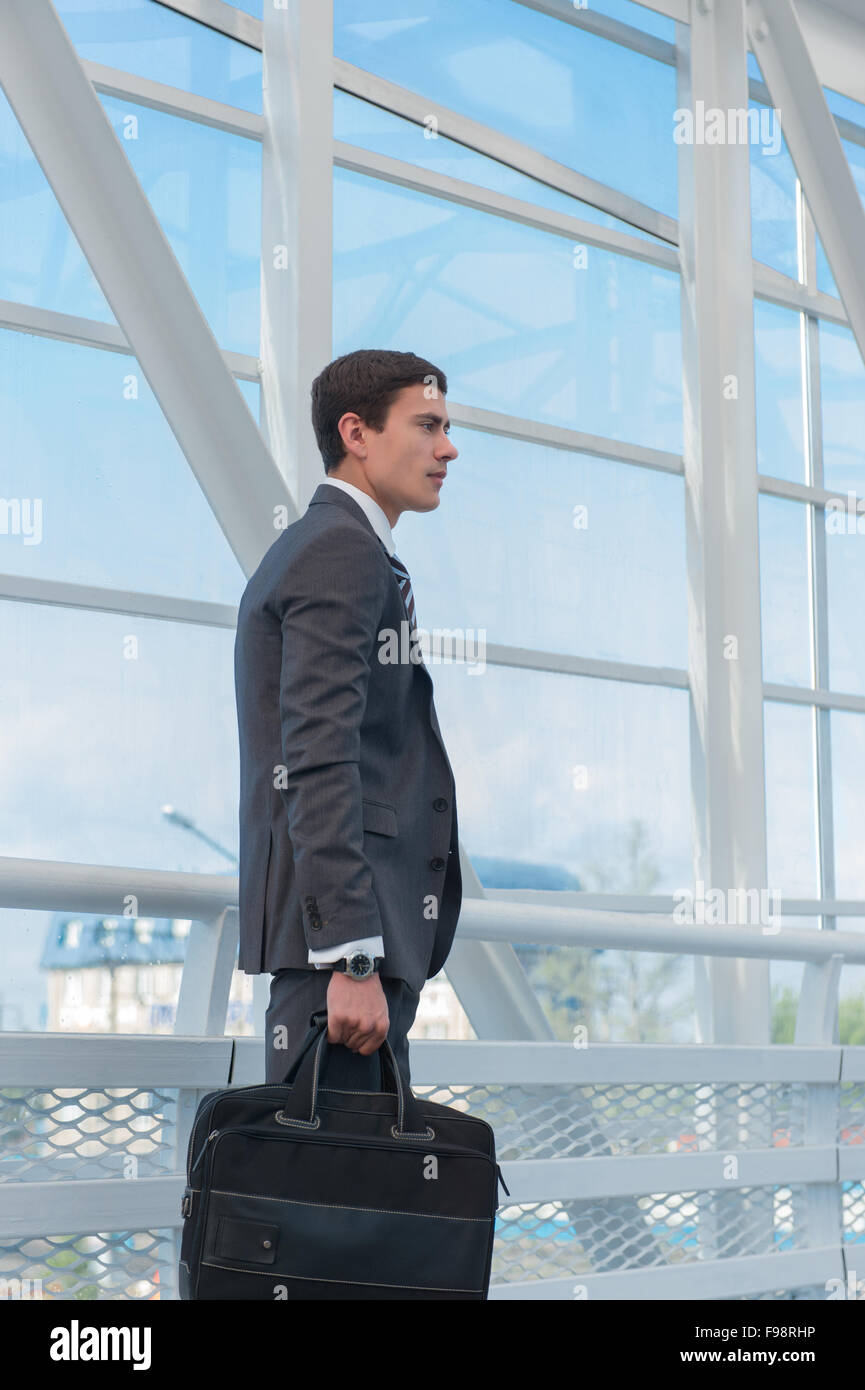 Businessman walking dans l'environnement urbain de l'aéroport ou un immeuble de bureaux Banque D'Images