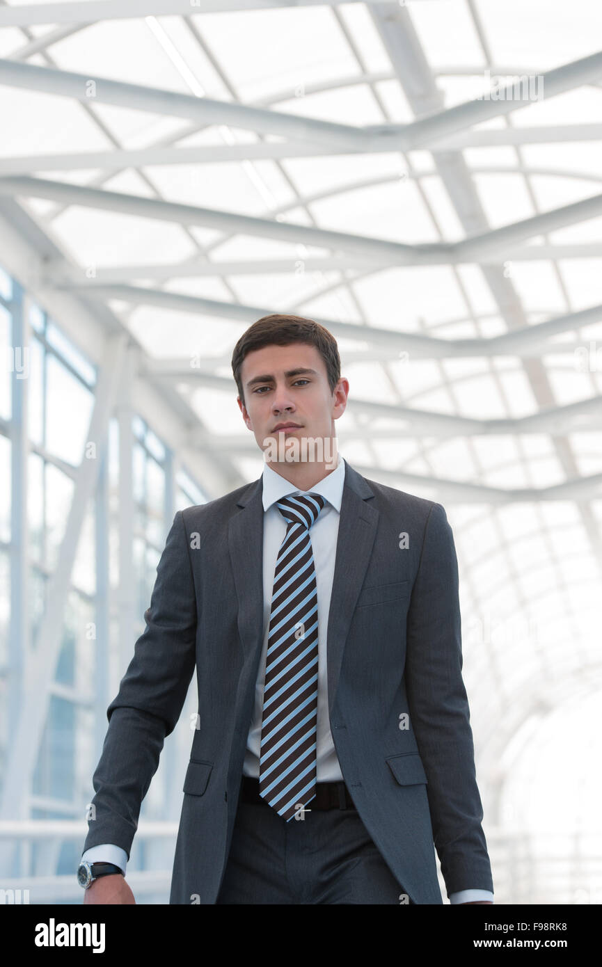 Friendly and smiling businessman walking dans l'environnement urbain Banque D'Images