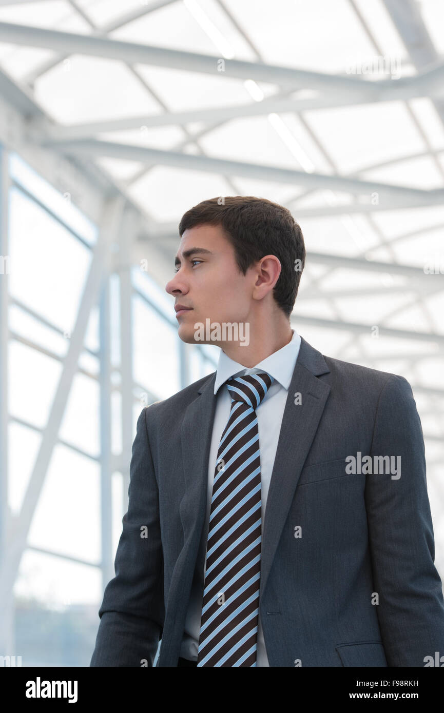 Friendly and smiling businessman walking dans l'environnement urbain Banque D'Images