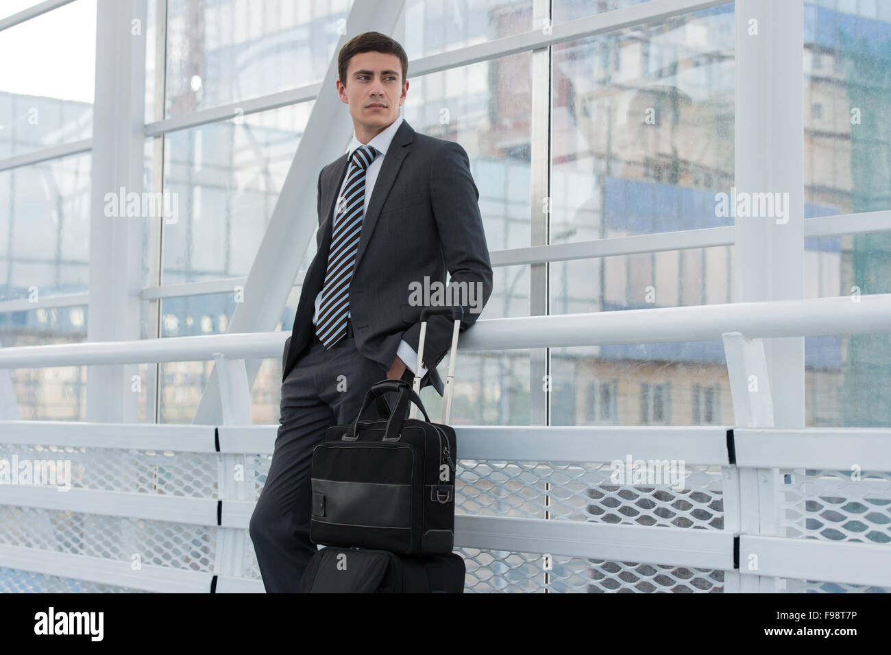 Portrait de l'environnement urbain de l'aéroport avec suitcase Banque D'Images