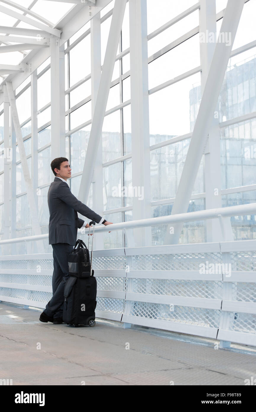 Portrait de l'environnement urbain de l'aéroport avec suitcase Banque D'Images