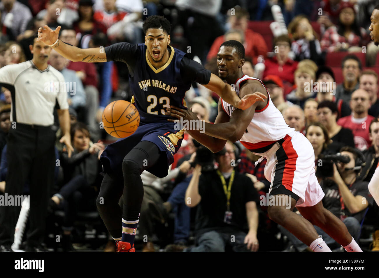 Portland, Oregon, USA. 14 Décembre, 2015. ANTHONY DAVIS (23) lutte pour une balle lâche. Les Trail Blazers de Portland a accueilli la Nouvelle Orléans Pélicans au Moda Center sur Décembre 14th, 2015. Photo de David Blair Crédit : David Blair/ZUMA/Alamy Fil Live News Banque D'Images