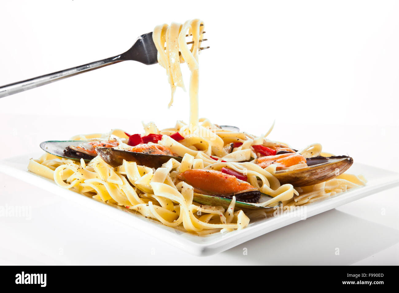 Pâtes aux moules sur plat blanc - La Cuisine Italienne Banque D'Images
