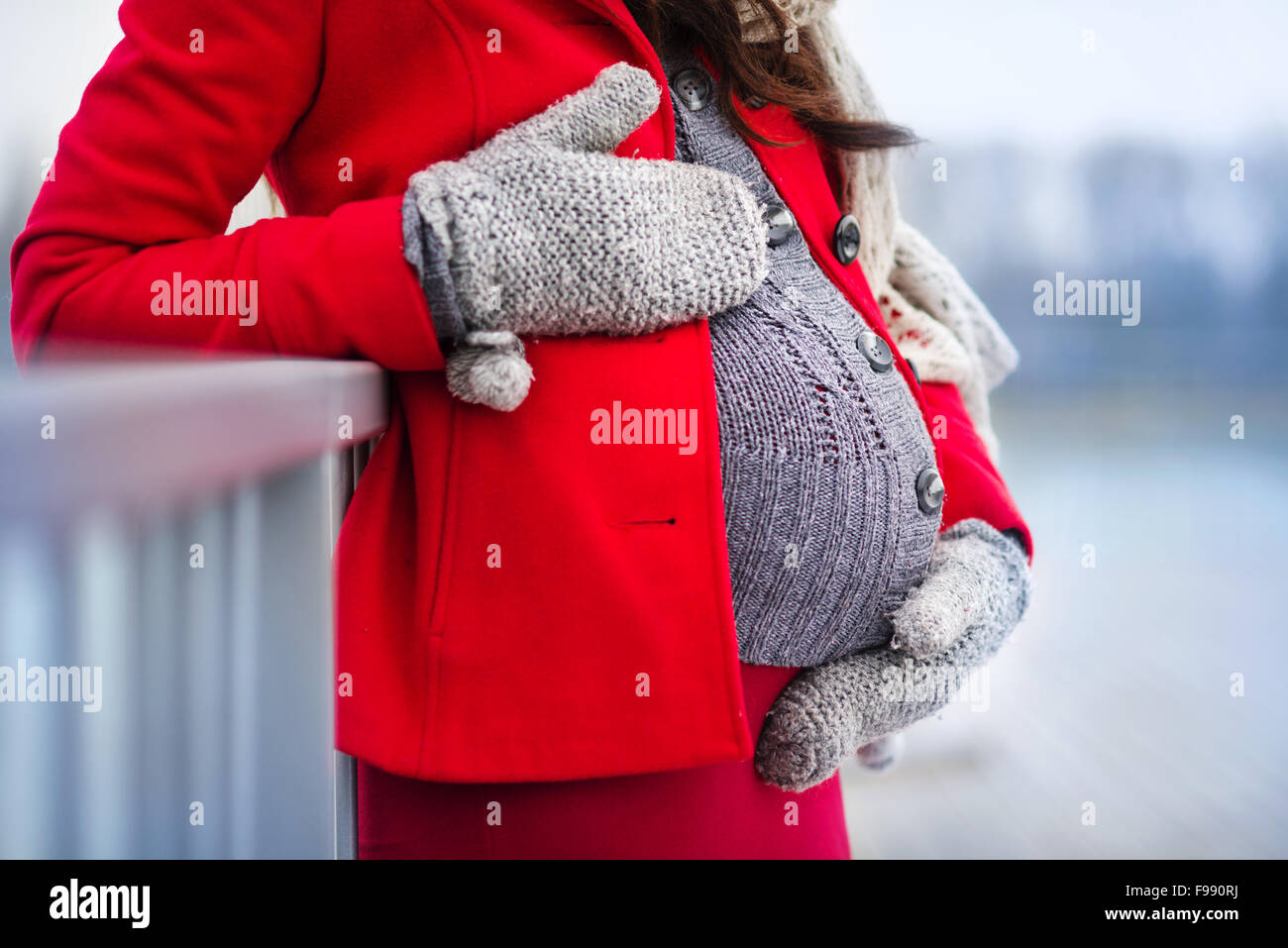 Détail de méconnaissable pregnant woman's belly en hiver Banque D'Images