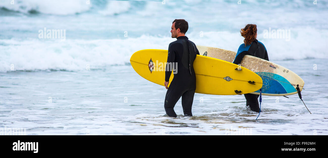 Surfeurs de Polzeath North Cornwall England Royaume-Uni UK Europe Banque D'Images