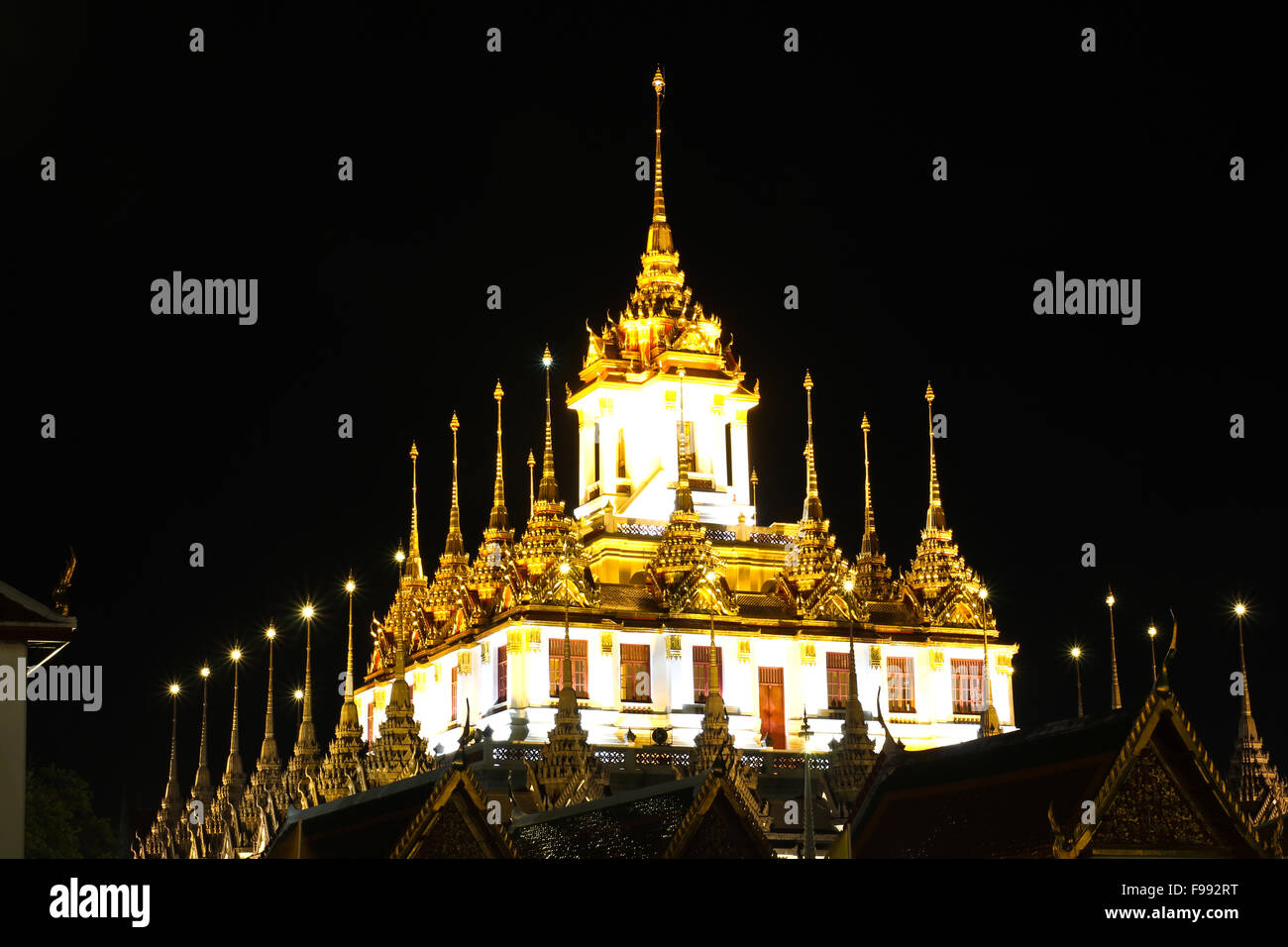 Loha Prasat Metal Palace à Wat ratchanadda de nuit, Bangkok, Thaïlande Banque D'Images