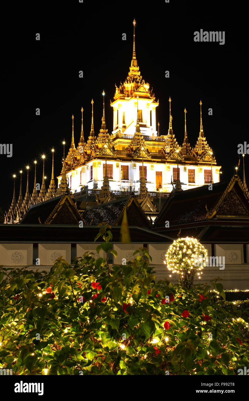 Loha Prasat Metal Palace à Wat ratchanadda de nuit, Bangkok, Thaïlande Banque D'Images