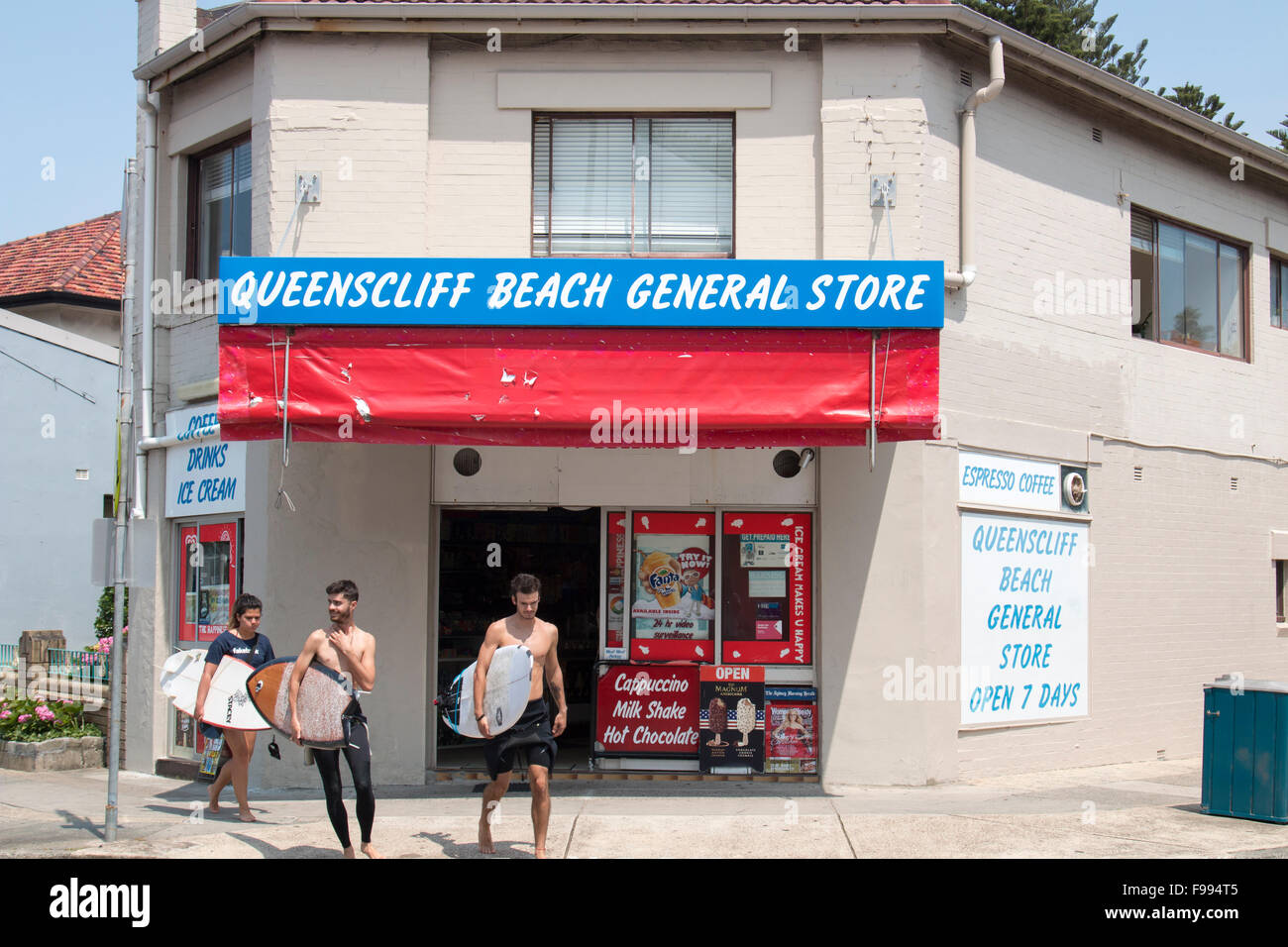Trois ados jeunes hommes la position à queenscliff beach avec leurs planches, Australie Banque D'Images