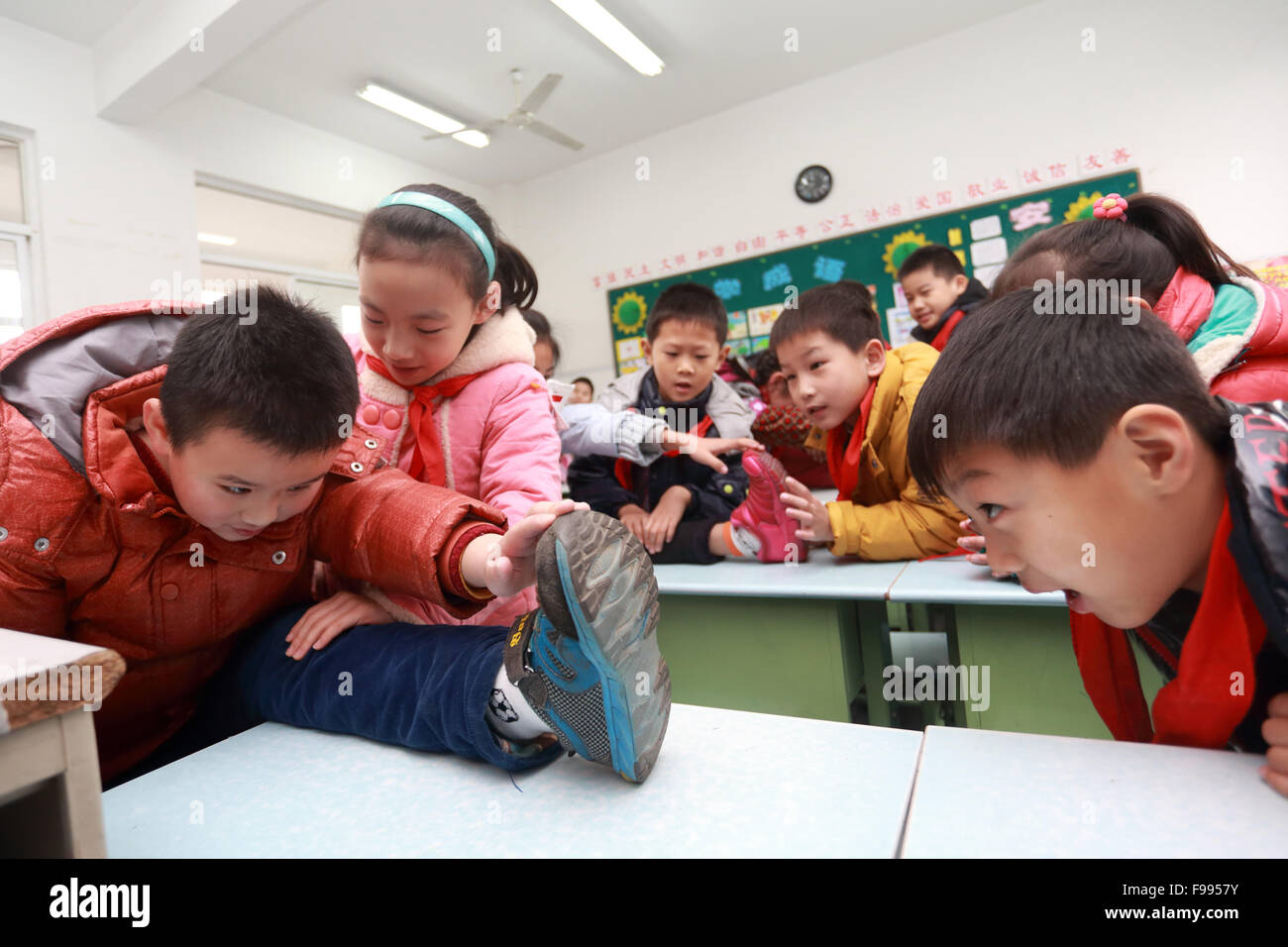 Wuxi, Province de Jiangsu. Le 15 décembre, 2015. Pupiles restez à l'intérieur de prendre l'exercice physique que le smog a frappé la ville de Wuxi, Jiangsu Province de Chine orientale, le 15 décembre 2015. Credit : Tang Yi/Xinhua/Alamy Live News Banque D'Images
