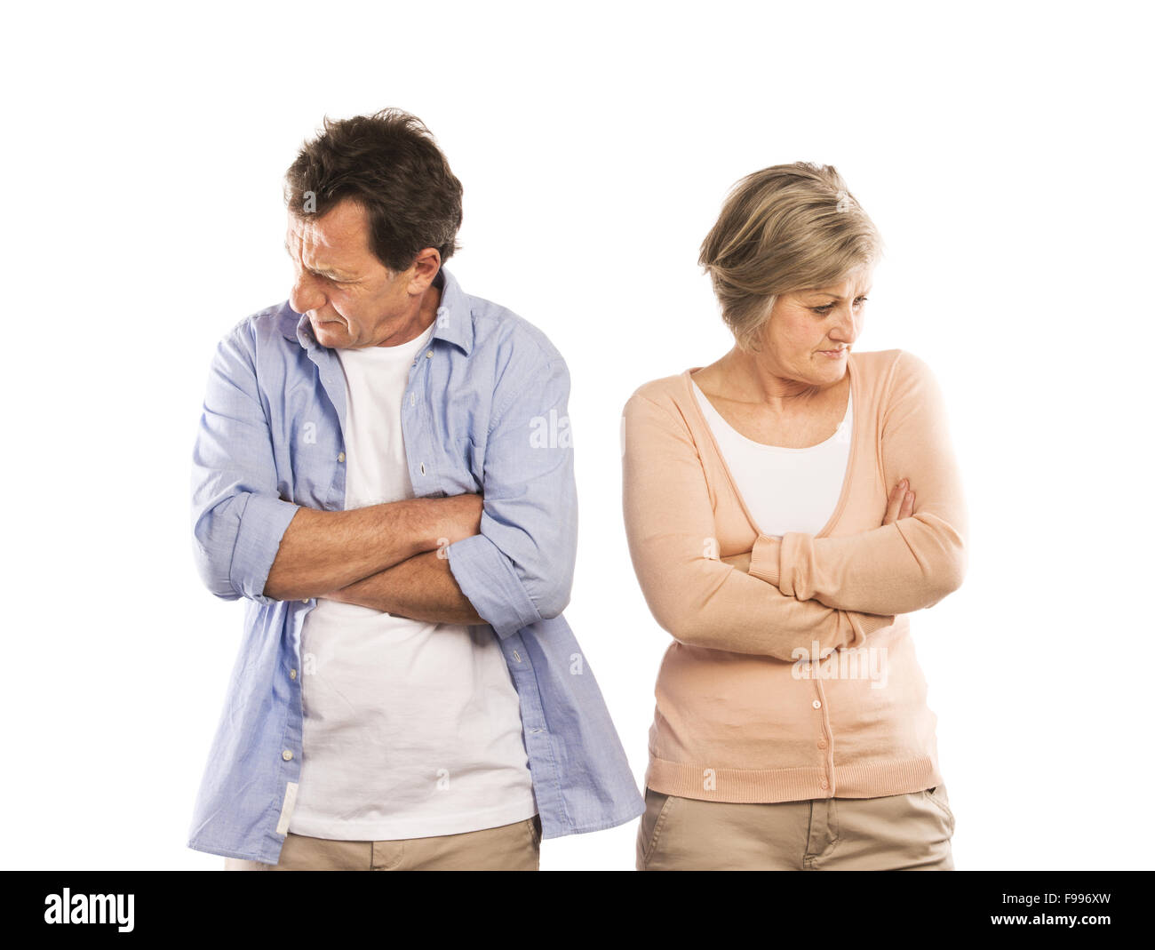 Studio shot of angry senior couple having an argument, isolé sur fond blanc. Mariage en crise. Banque D'Images