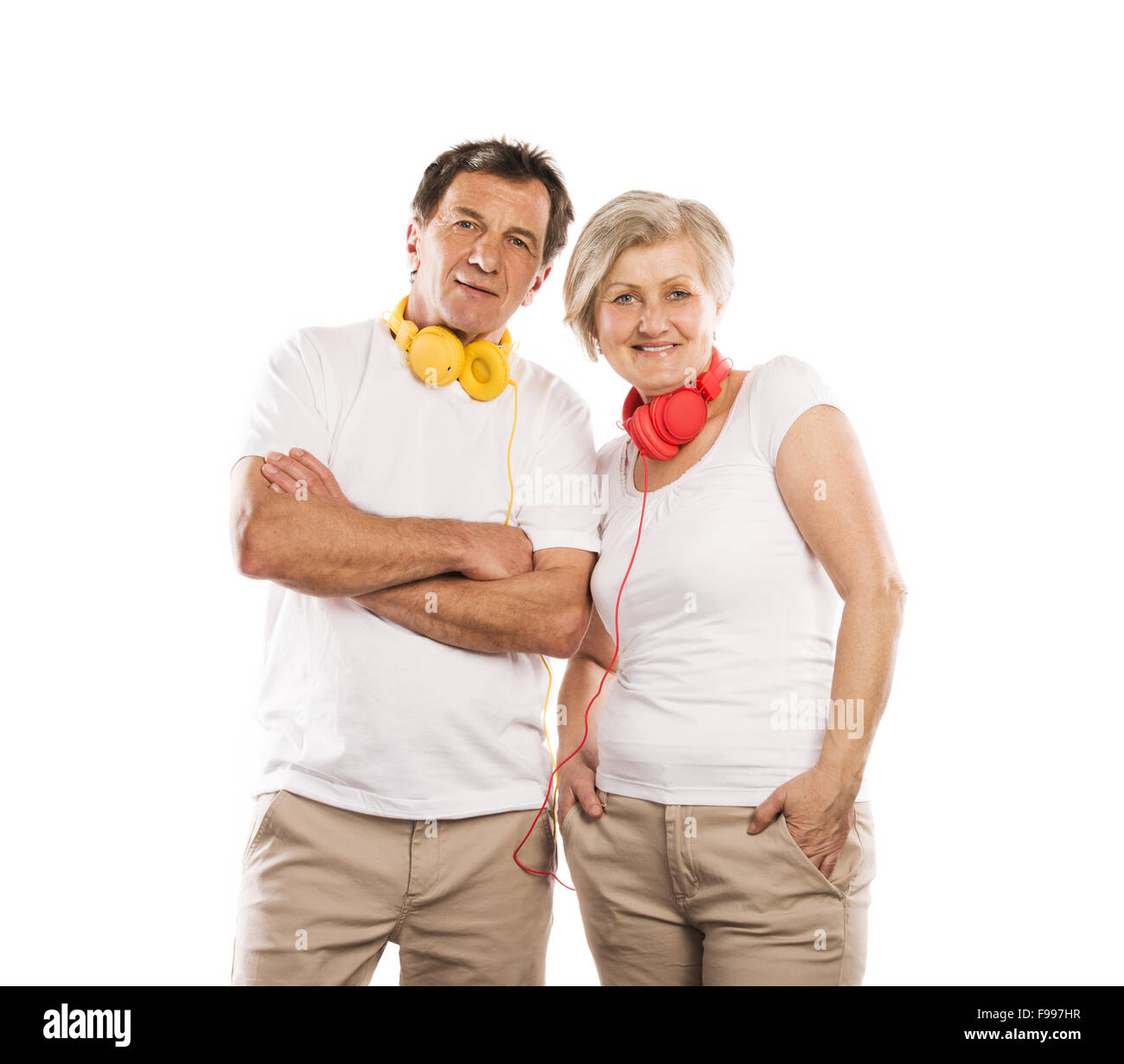 Couple d'écouter de la musique avec des écouteurs, isolated on white Banque D'Images