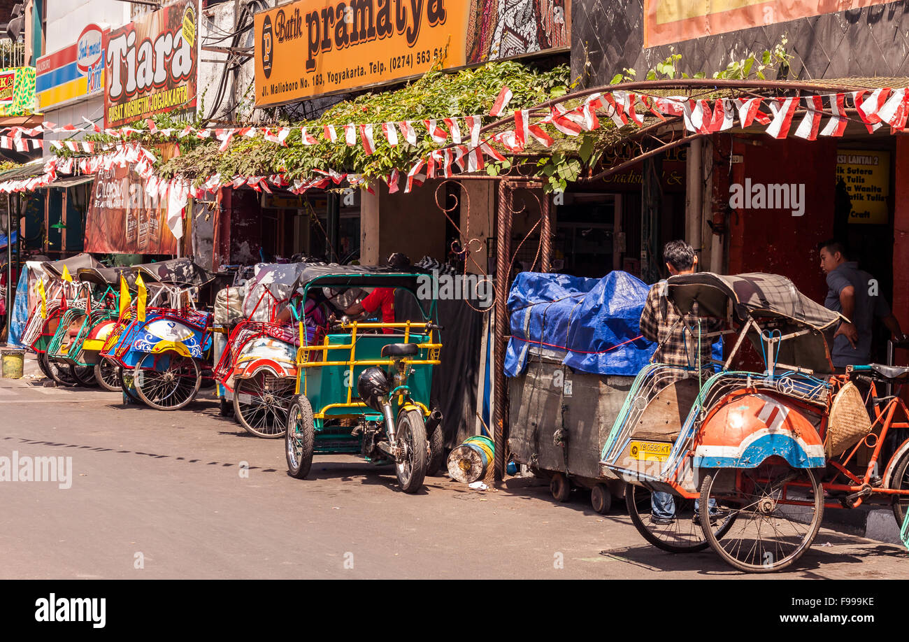 Yogyakarta, Indonésie - le 21 août 2015 : becaks dans une rue de Yogjakarta, 21 août, 2015. Banque D'Images