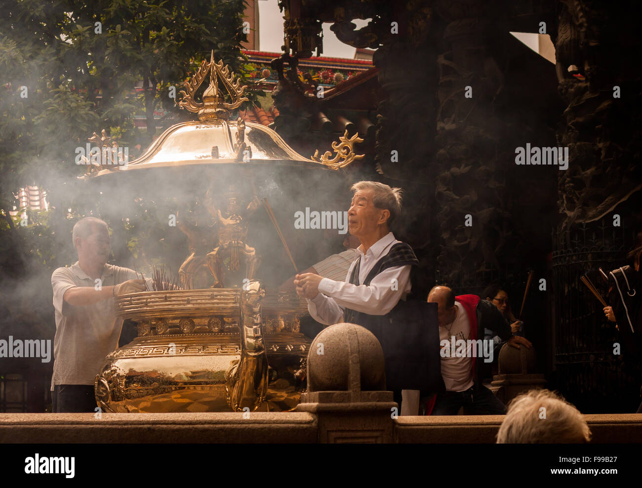 TAIPEI, TAIWAN - Le 23 avril : les gens prient en temple de Longshan à Taipei, Taiwan le 23 avril 2015. Banque D'Images