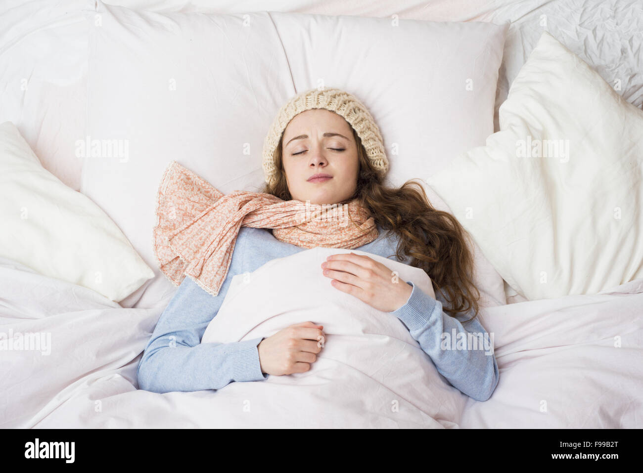 Femme malade au lit avec une forte fièvre. Elle a froid et la grippe. Banque D'Images