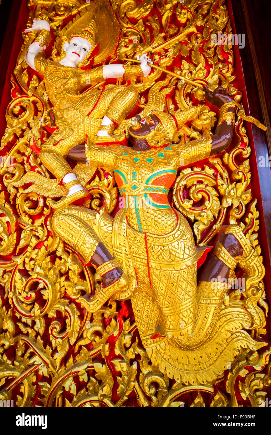Sculpture en bois de l'épique Ramayana sur mur du Temple - Samut Songkhram, Thaïlande Banque D'Images