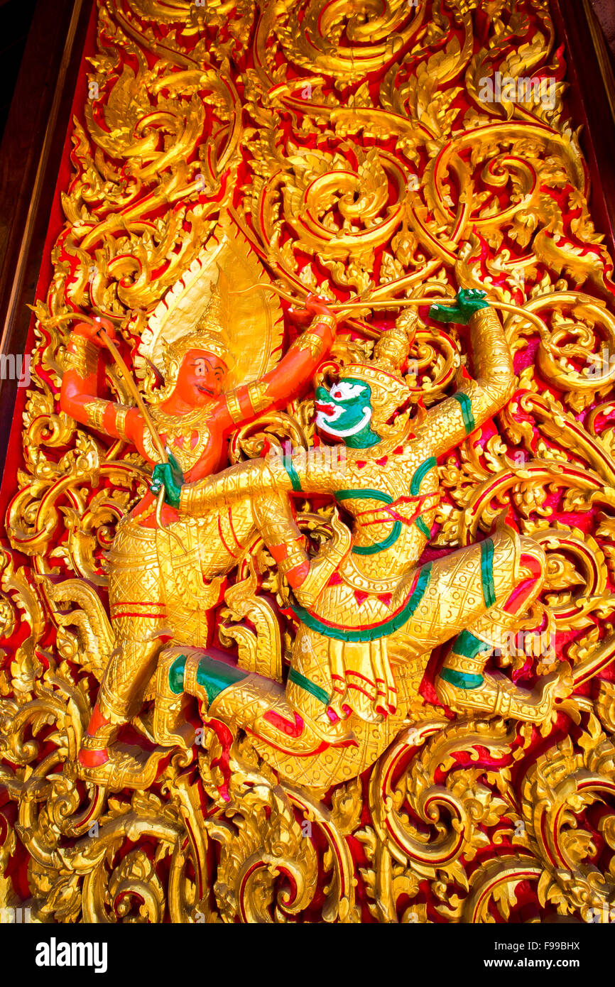 Sculpture en bois de l'épique Ramayana sur mur du Temple - Samut Songkhram, Thaïlande Banque D'Images