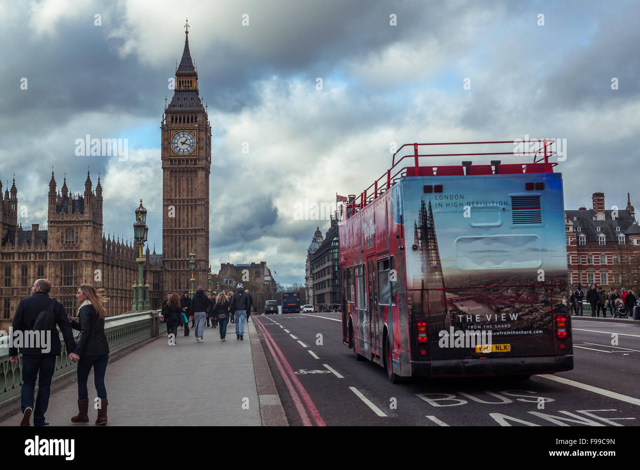Londres, ANGLETERRE - 27 NOVEMBRE 2015 : Westminster Bridge over River Thames avec les Chambres du Parlement et Big Ben à Londres. Banque D'Images