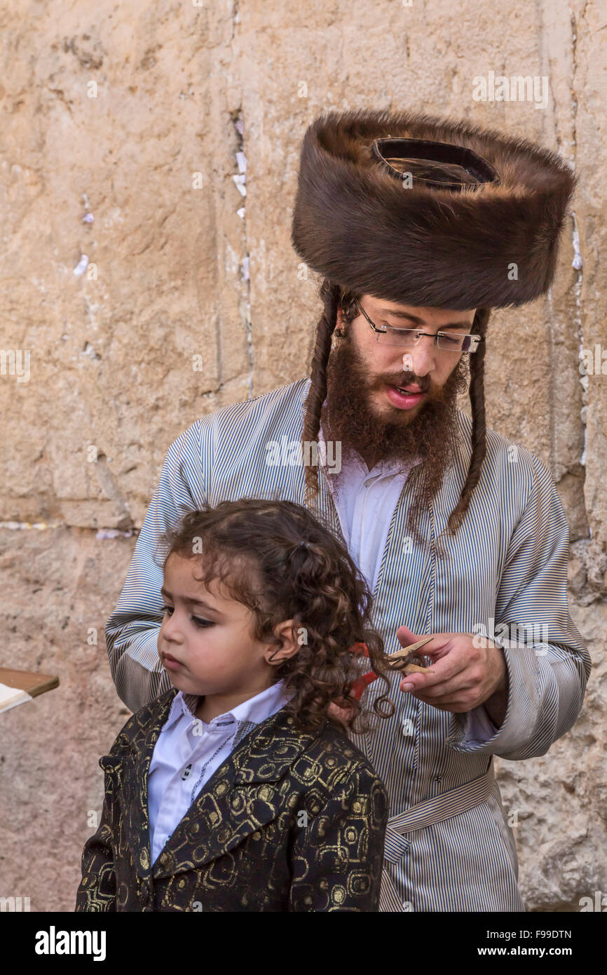 Un Juif orthodoxe Upsherin cérémonie au mur occidental à Jérusalem, Israël, Moyen Orient. Banque D'Images