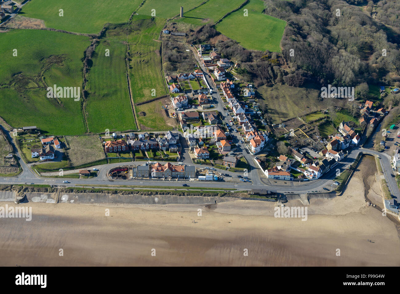 Une vue aérienne du Nord Yorkshire village côtier de Sandsend Banque D'Images