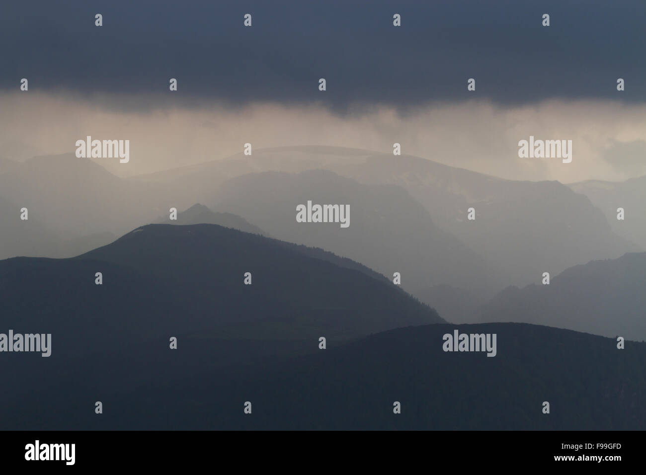 Orage et des pluies torrentielles dans les montagnes. Depuis le Plateau de Beille, Ariege Pyrenees, France. De juin. Banque D'Images