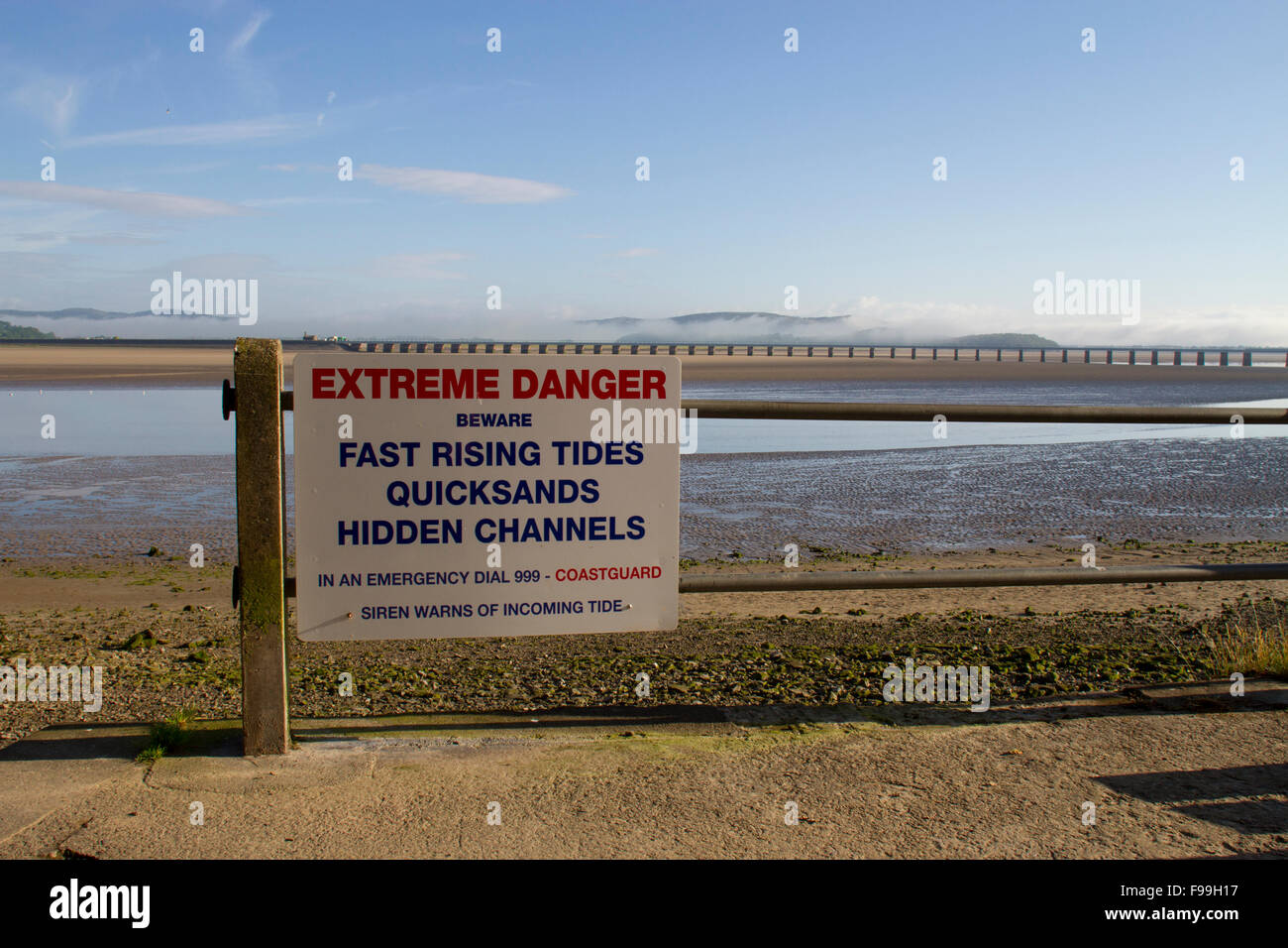 'Extrême DANGER' avertissement signe des marées, quicksands, et câble dans le Kent estuaire. Arnside, Cumbria, Angleterre, juin. Banque D'Images