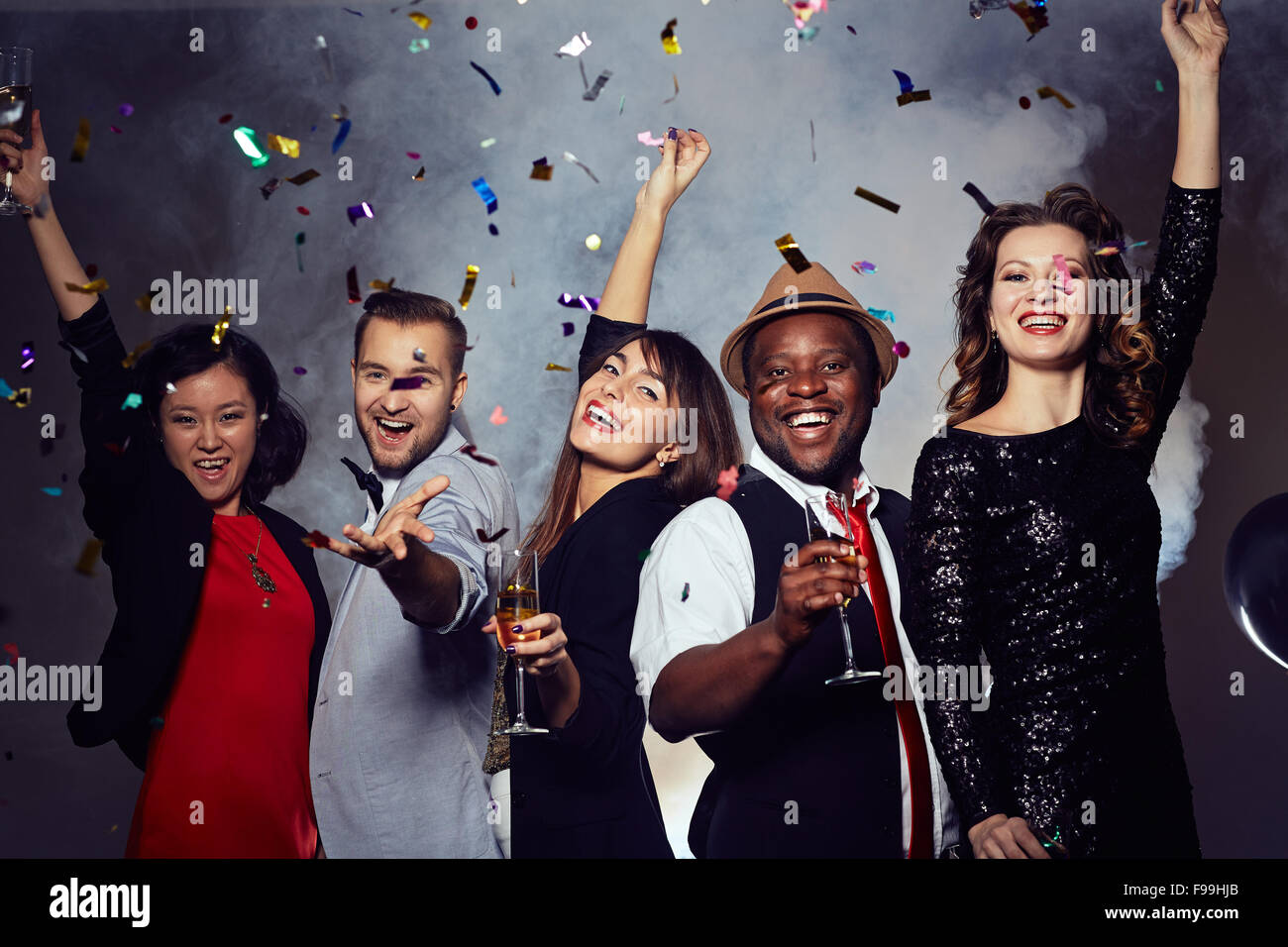 Les jeunes gens joyeux avec champagne having party Banque D'Images