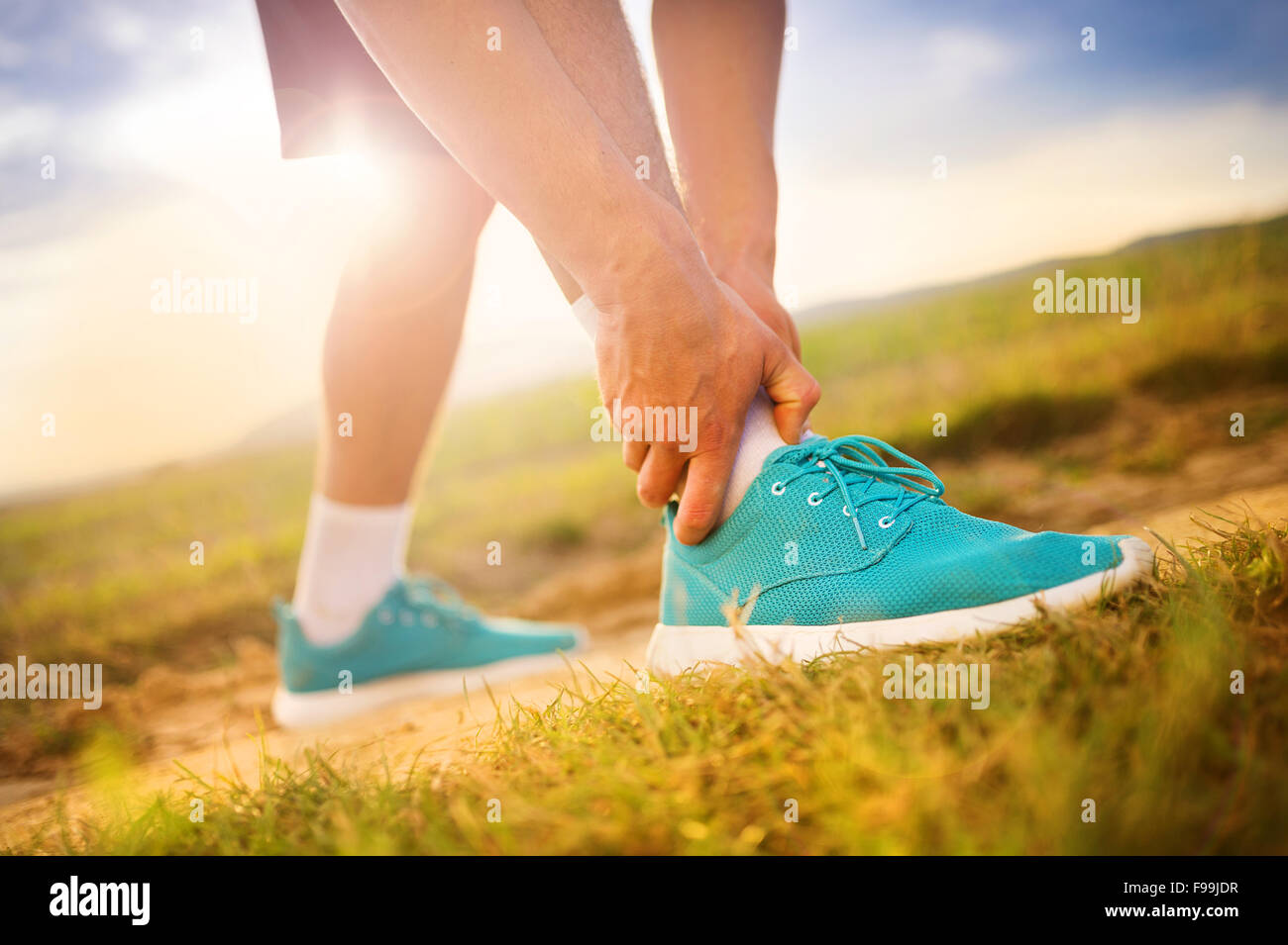 Runner jambe et la douleur de muscle au cours de l'exécution de la formation à l'extérieur en été la nature Banque D'Images