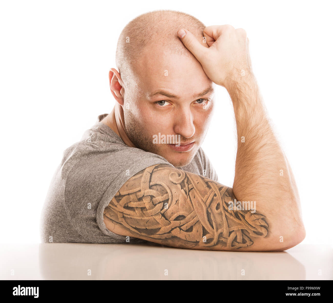 Beau jeune homme avec tatouage, isolé sur blanc. Banque D'Images