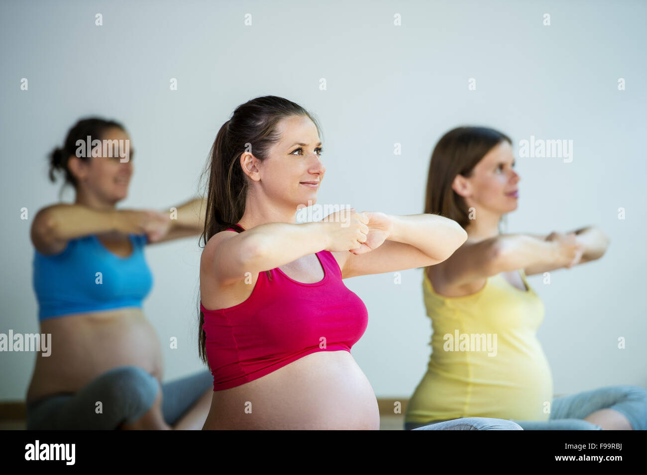 Groupe de jeunes femmes enceintes faisant exercice de relaxation sur l'exercice de mat Banque D'Images