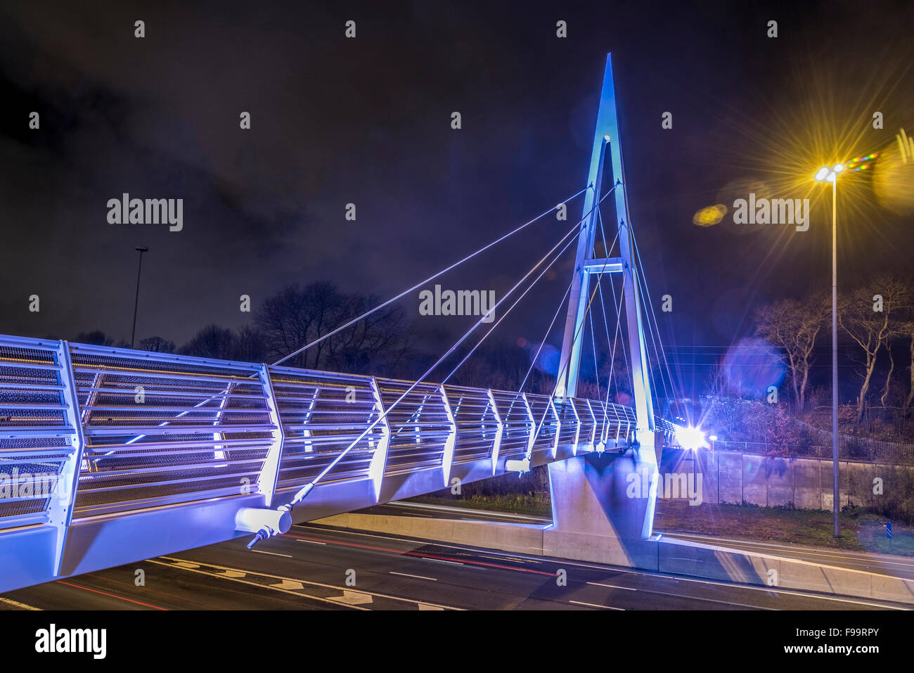 Le nouveau pont de pierres grises de l'autre côté de la M62 à Huyton à Liverpool, un remplacement de l'original ' ' pont saucisse nuit courts Banque D'Images