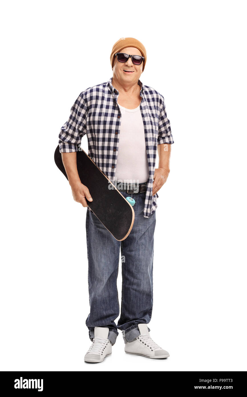 Portrait d'un patineur senior cool holding a skateboard et regardant la caméra isolé sur fond blanc Banque D'Images