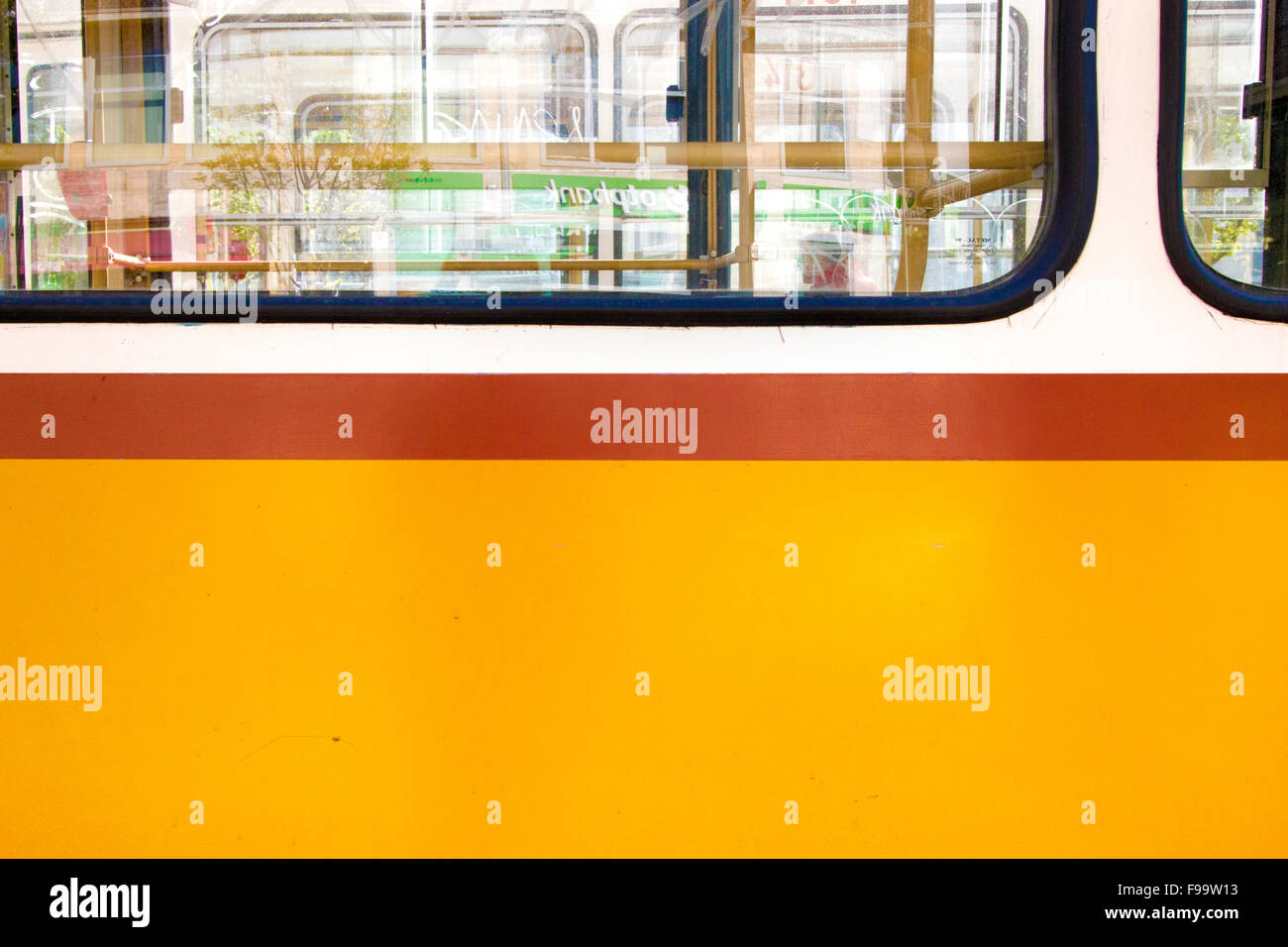 Tramway jaune car les transports à Budapest Banque D'Images
