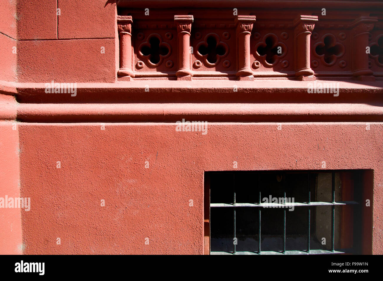 Détaillé avec des murs rouges une fenêtre du sous-sol Banque D'Images