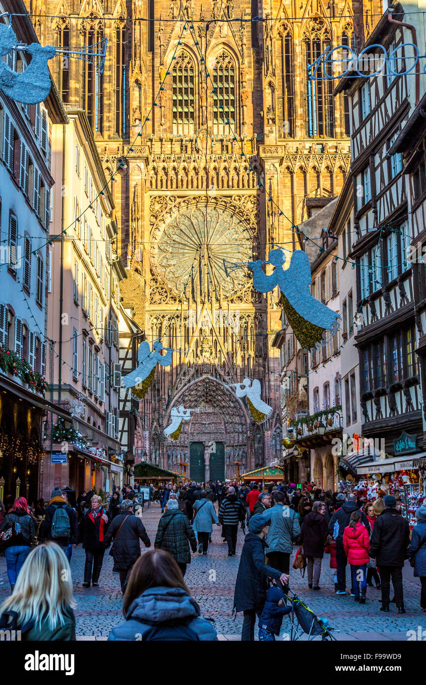 Cathédrale de Notre-Dame, l'église de style gothique dans la vieille ville de Strasbourg, Alsace, France Banque D'Images