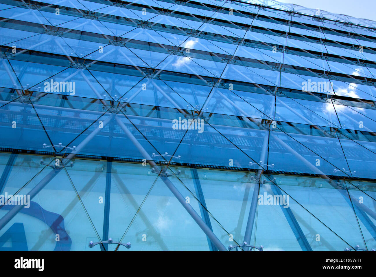 Mur de verre bleu avec des reflets du ciel Banque D'Images