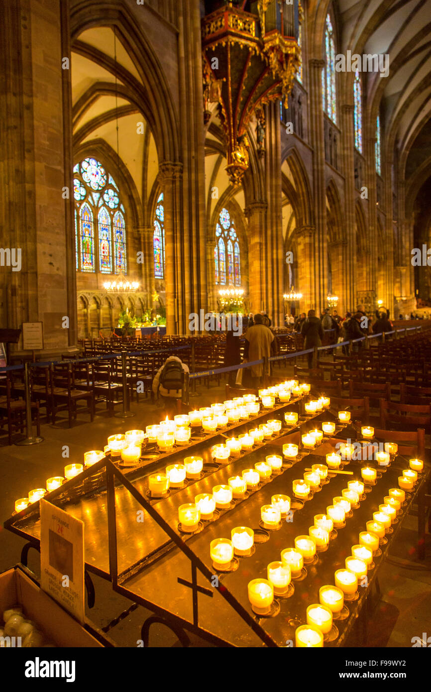 Cathédrale de Notre-Dame, l'église de style gothique dans la vieille ville de Strasbourg, Alsace, France Banque D'Images