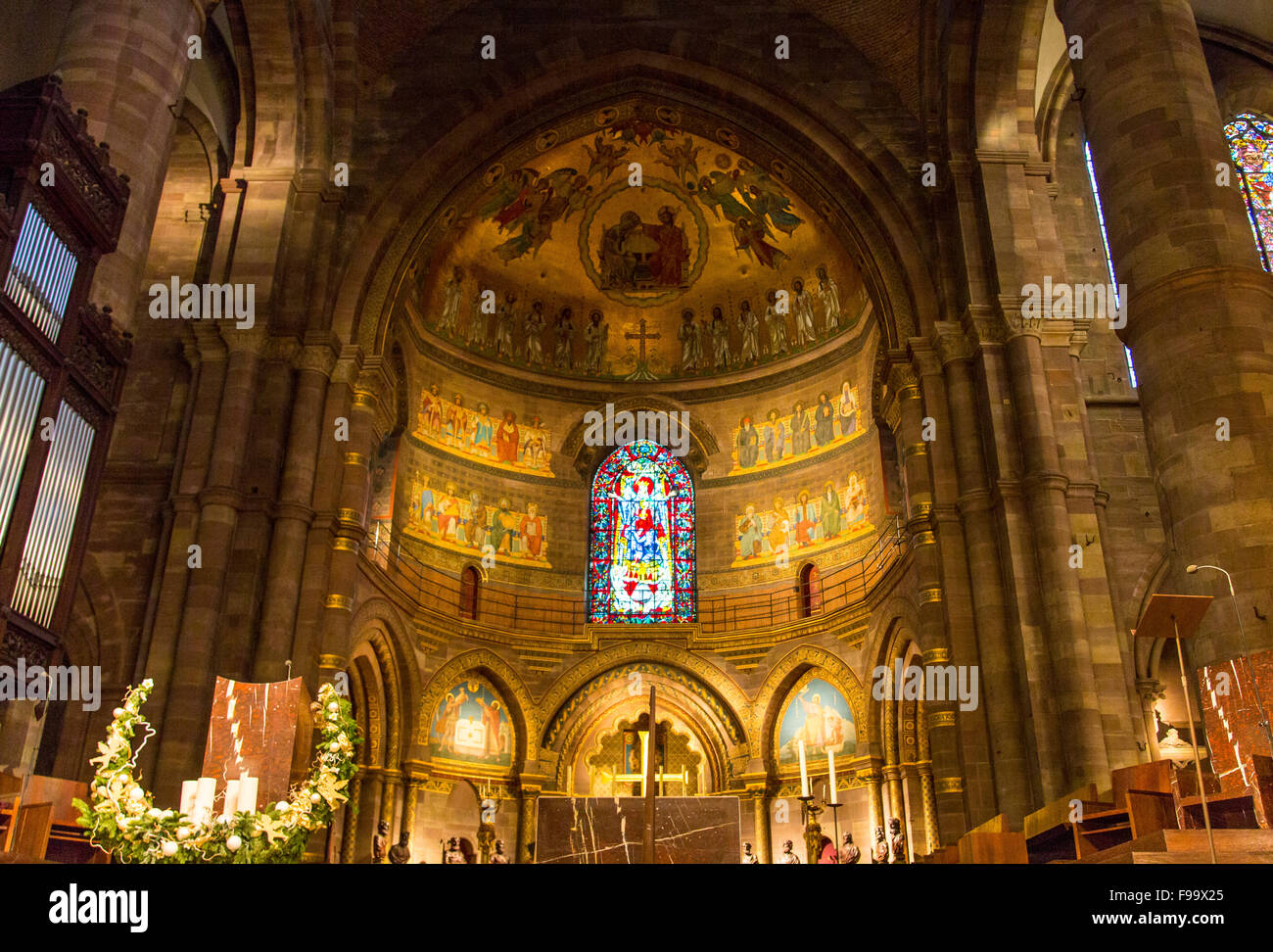Cathédrale de Notre-Dame, l'église de style gothique dans la vieille ville de Strasbourg, Alsace, France Banque D'Images