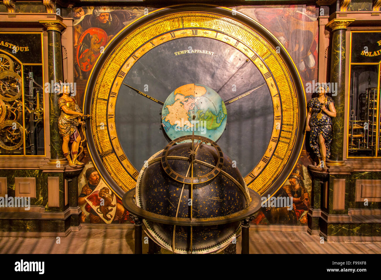 Cathédrale de Notre-Dame, l'église de style gothique dans la vieille ville de Strasbourg, l'horloge astronomique, Alsace, France Banque D'Images